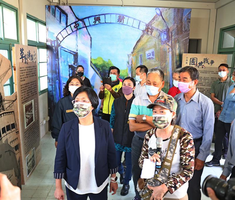 113年初中興莊故事館特展，村史作者楊秋蘋（右）跟彰化縣長王惠美解說。(照片提供：楊秋蘋)