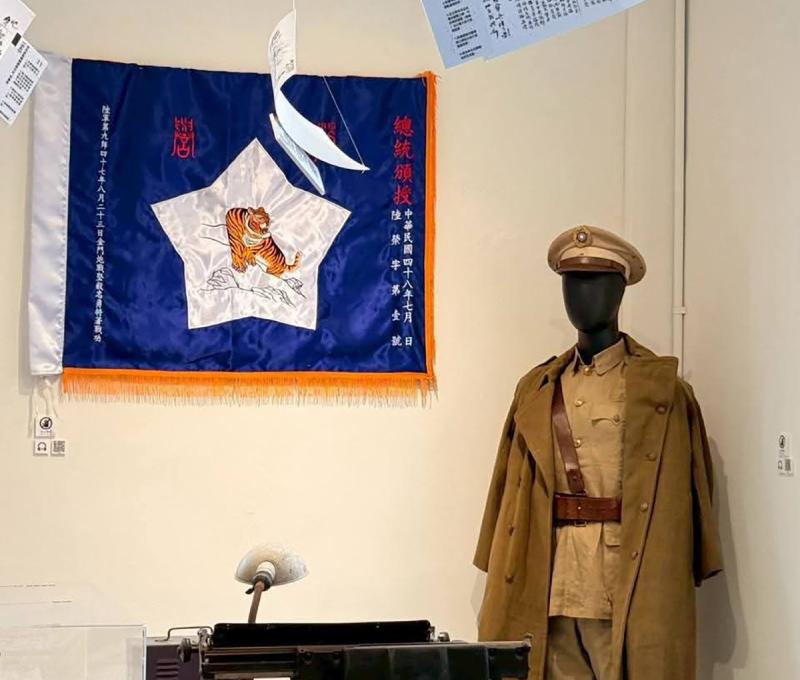 「將軍情報室」鋪天蓋地的電報公文，凸顯高芳先將軍指揮若定。(照片提供：楊秋蘋)