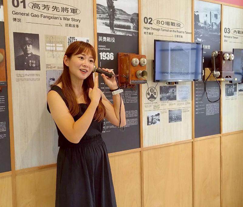 訪客拿起古董電話聽筒，即可聆聽中興莊血淚交織的大時代故事。(照片提供：楊秋蘋)