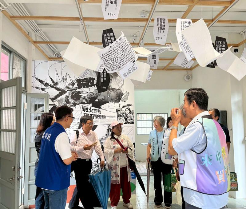 理事長（右）為高芳先將軍親侄子，也是中興莊最後一任自治會長，他跟訪客解說故事。(照片提供：楊秋蘋)