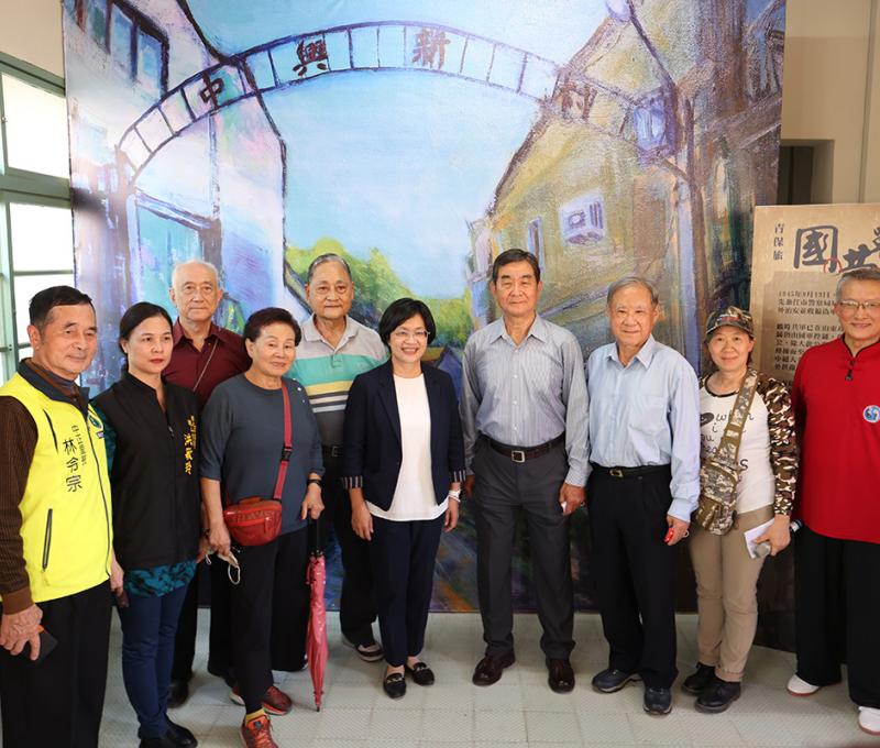 縣長王惠美跟中興莊村長高華國（右4)和眷戶、里長等人在故事館合影。(照片提供：楊秋蘋)