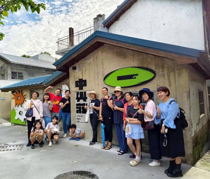 設在故事二館29號的打卡牆，融合「轉輾來台、落地生根、文化轉譯」三要素，凸顯中興莊活化再生的歷程。(照片提供：楊秋蘋)