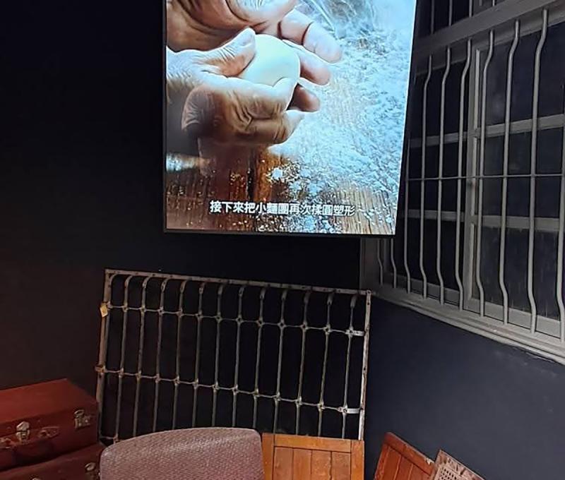二館一樓走廊房間有直立電視播放山東麵食等美食教作。(照片提供：楊秋蘋)