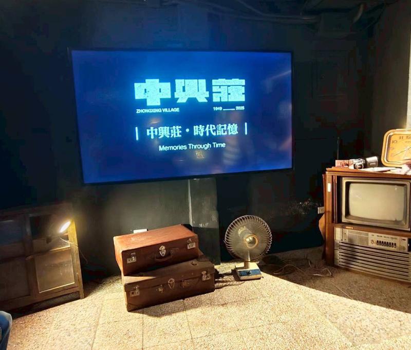 眷戶提供大量老照片，故事館策展團隊運用虛實並存，還原時代記憶。(照片提供：楊秋蘋)