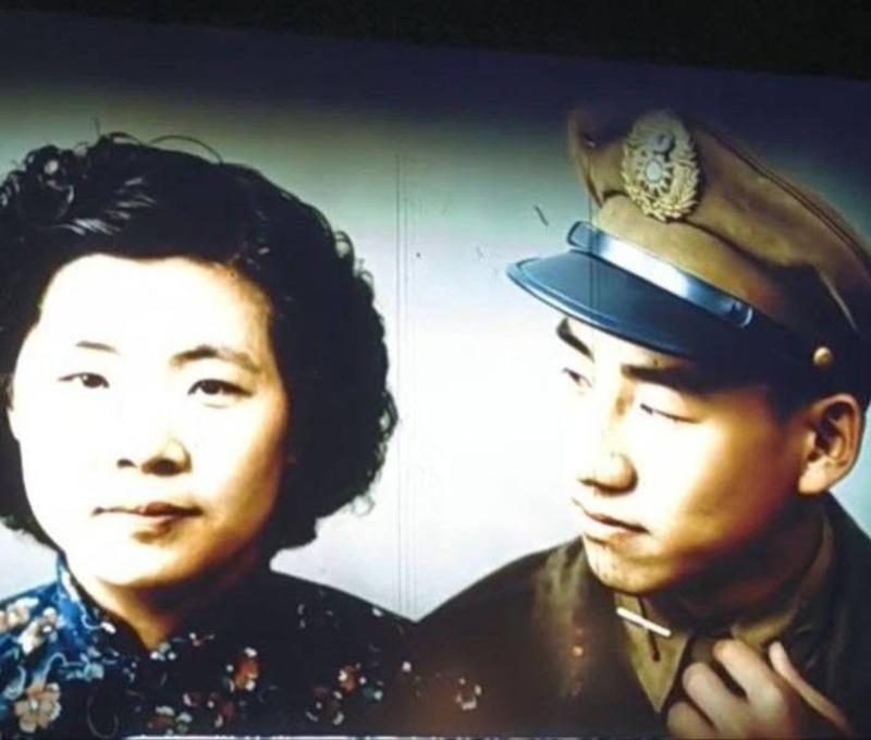 穿軍裝的常玉潤轉頭看著穿旗袍的妻子顧桂蘭。(照片提供：楊秋蘋)