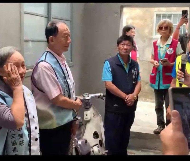 父母容顏如此鮮活，常連芳老師親眼目睹深感動容，感謝策展團隊的用心。(照片提供：楊秋蘋)