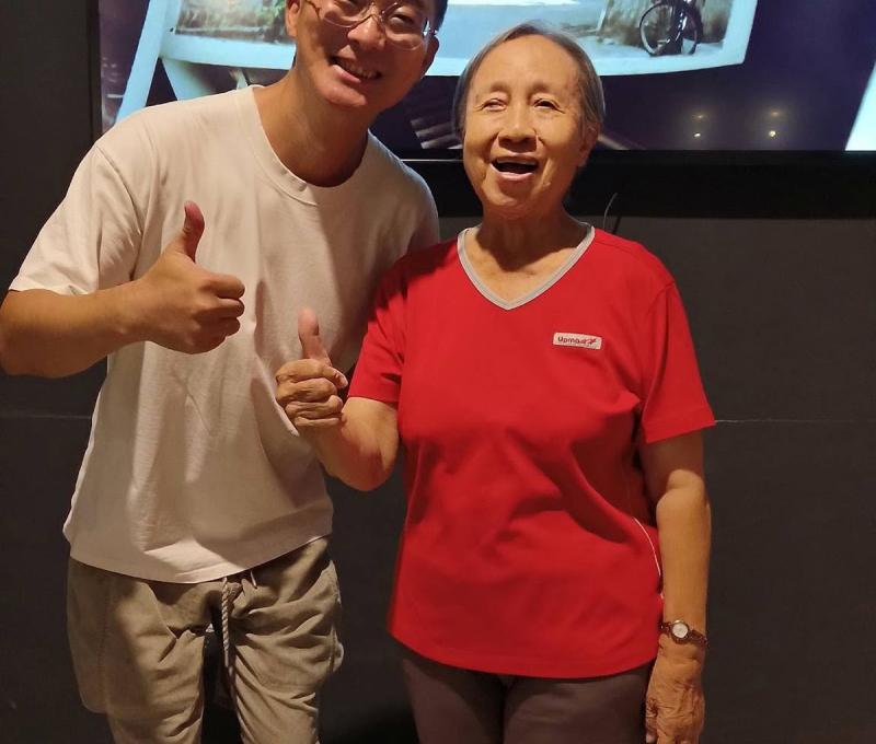 同為青島的老鄉，參訪中興莊故事，跟常老師相見歡。(照片提供：楊秋蘋)