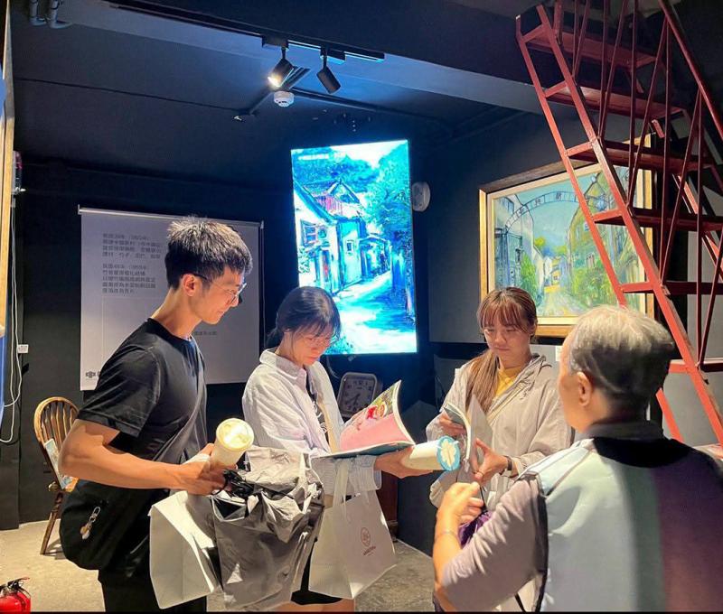 榮獲全縣第105棒藝術家頭銜，常連芳老師在自家解說創作，遊客印象深刻。(照片提供：楊秋蘋)