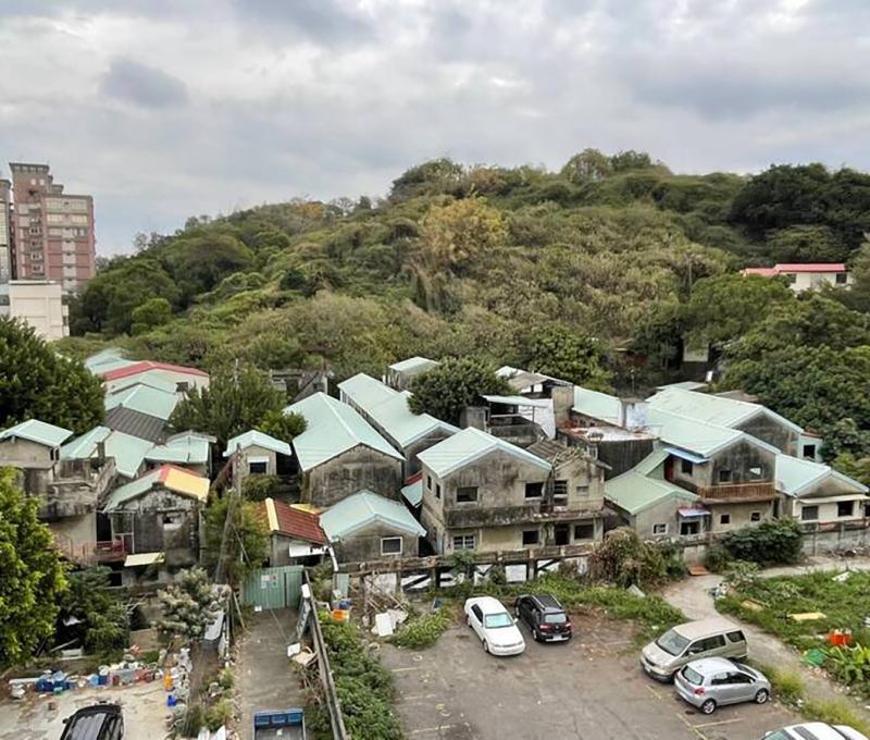 成功嶺派員在眷村廣場處播放影片，是眷戶最佳娛樂享受。(照片提供：張清專)