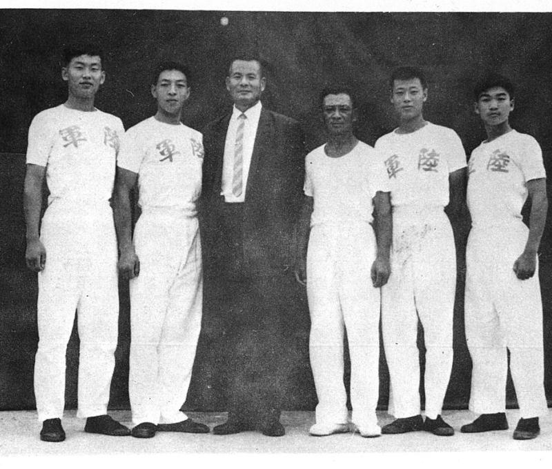 1968年高芳先受聘為干城營區預訓司令部的國術教練，與教官合影。(翻攝：高芳先先生紀念集)