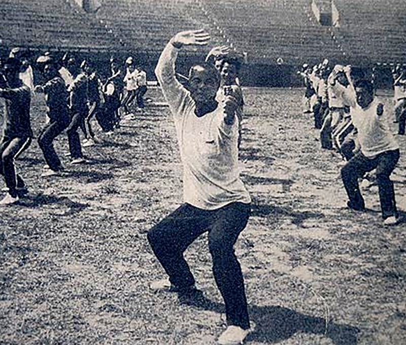 高芳先將軍（前排）從軍中退役後，免費教授劍術和拳術，致力宏揚國術。（翻攝／中國時報資料照片）