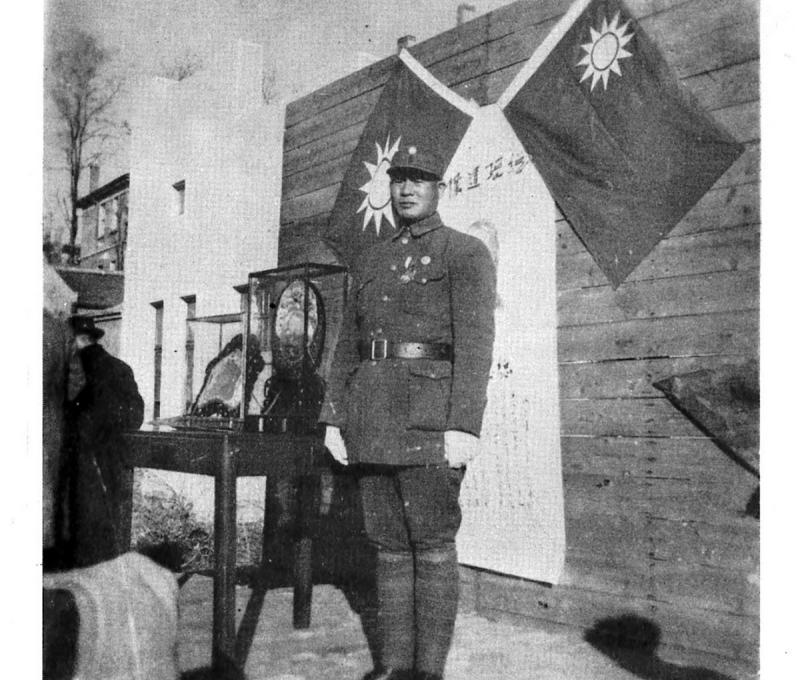 1945年12月3日政府授予高芳先「陸海空軍甲種獎章」，各界致贈紀念盾牌。（翻攝：高芳先先生紀念集）