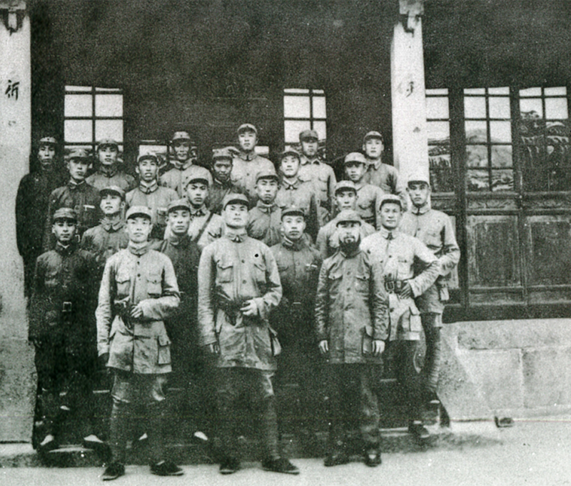 1936年底「大刀隊」 持刀站崗，逼迫日軍撤軍。(翻攝：高芳先先生紀念集)
