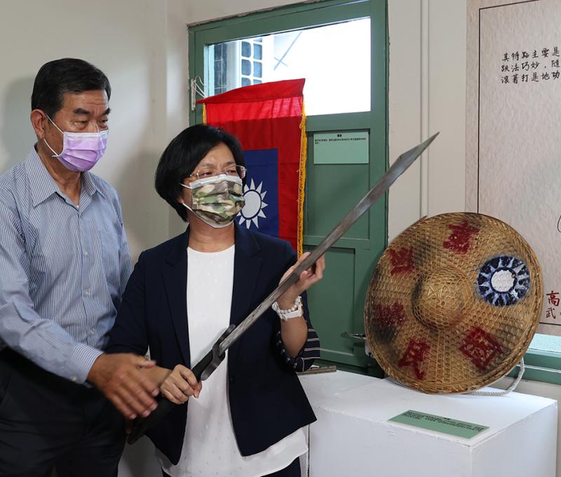 故事館特展展示大刀，中興莊村長高華國為縣長王惠美解說淵源。(照片提供：楊秋蘋)