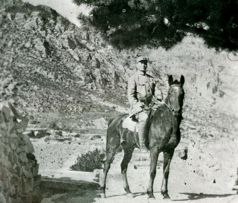 獲有「嶗山之獅」美譽的高芳先將軍率領青保總隊作戰的馬上英姿。（翻攝：高芳先先生紀念集）