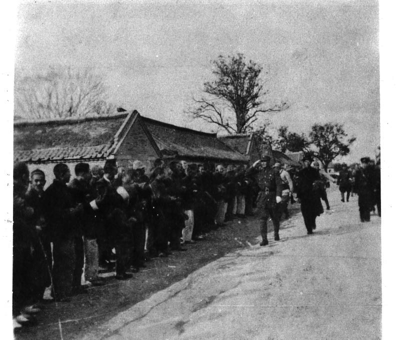 高芳先在抗日勝利返回故里，受到鄉親列隊歡迎的情景。(翻攝：高芳先先生紀念集)