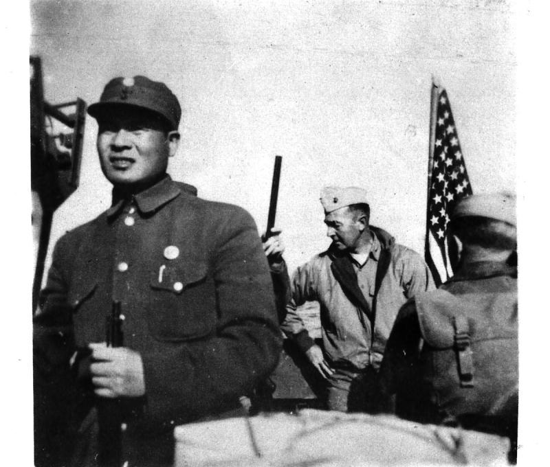 1946年高芳先接待友邦人士參訪嶗山抗日基地。(翻攝：高芳先先生紀念集)