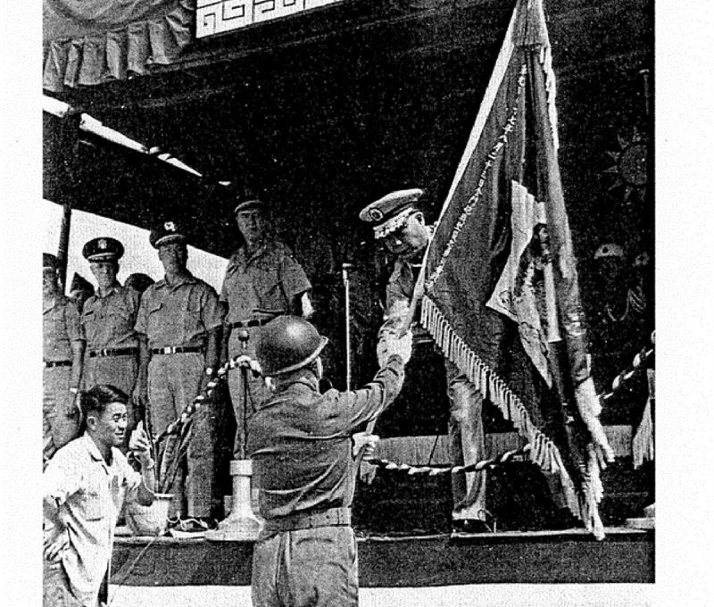 參謀總長彭孟緝代表總統頒發榮譽文虎旗，由第九師長郝柏村代表接受。(翻攝：郝柏村回憶錄)