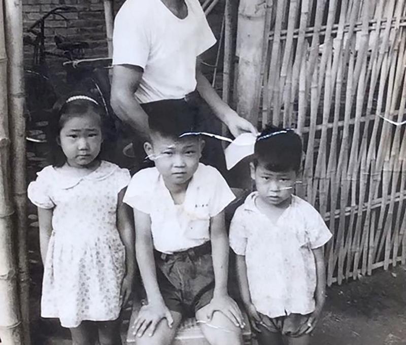 王合寅退役後，跟子女齊力烤花生，騎單車送到成功嶺販售。(照片提供：王錦豹)