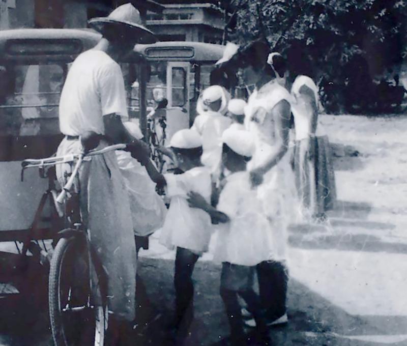 軍職父親退役轉任司機，載送中興莊孩童上下學。(翻攝：眷戀一甲子特展)