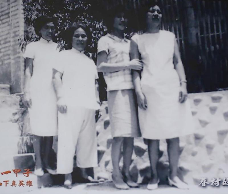 眷村生活拮据，出外可是穿上旗袍，儀容端正。(翻攝：眷戀一甲子特展)