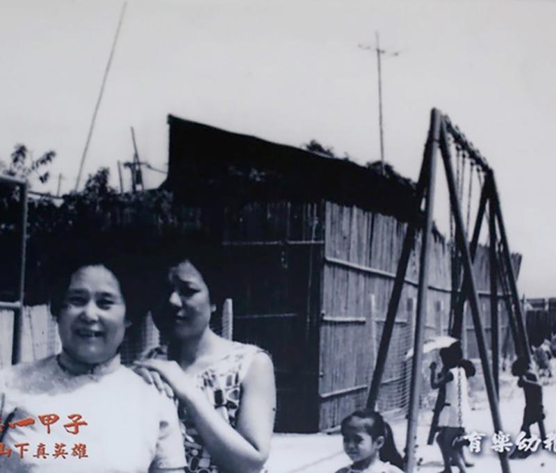 連到幼稚園接送孩子上下學，眷村媽媽衣著也不合糊。(翻攝：眷戀一甲子特展)