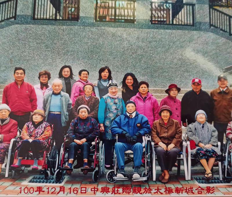 2011年部分眷戶在太極新村中庭合影。(照片提供：張曼麗)