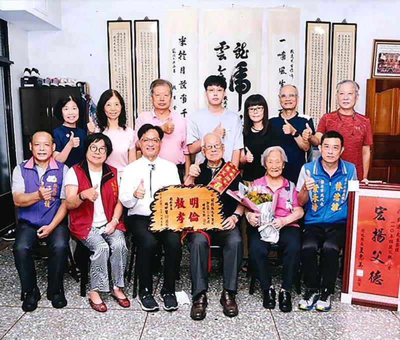 程致遠榮獲彰化市2021年模範父親，獲頒「明倫教孝」匾額。(照片提供：程瑞祥)