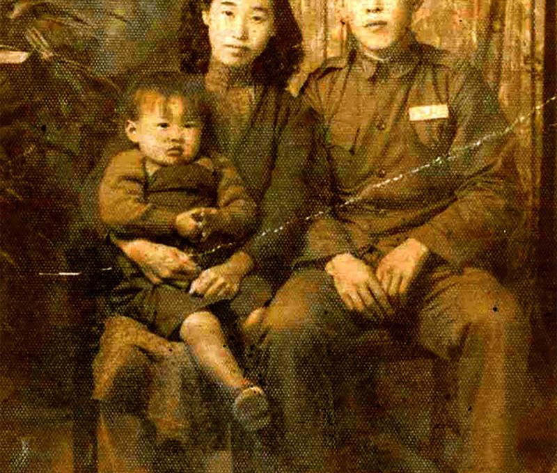 中興莊眷一代程致遠夫婦手抱長女程秀珍。(照片提供：程瑞祥)