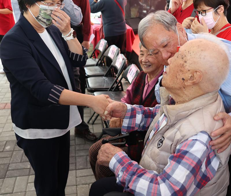程致遠在家人陪同參觀中興莊故事館特展，縣長王惠美握手致意。(照片提供：楊秋蘋)