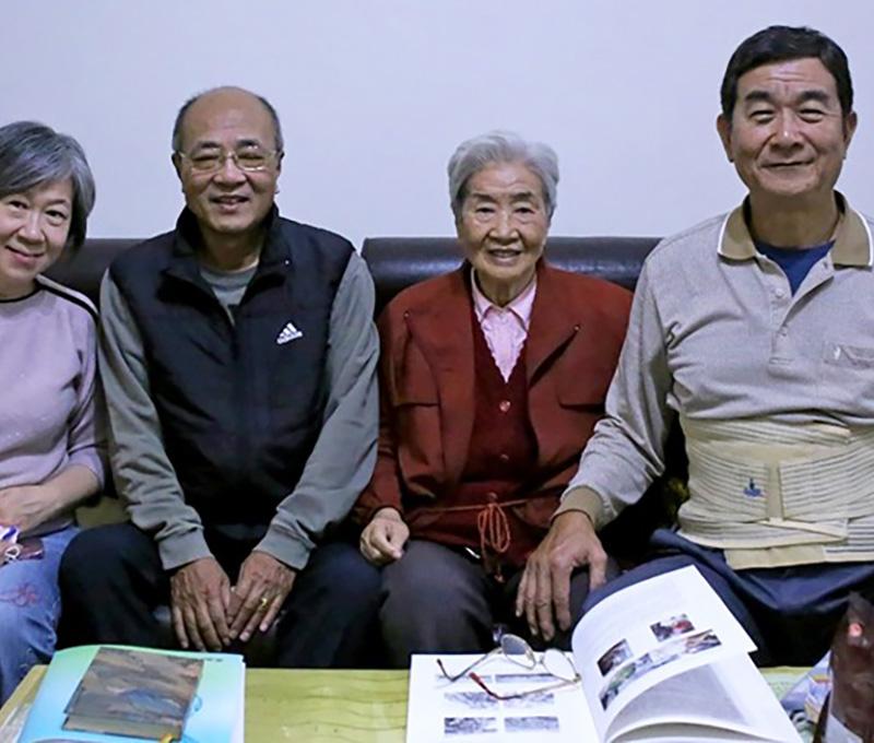 村史作者楊秋蘋2020年底拜訪高齡九旬的遲維屏展開口述訪談。(照片提供：楊秋蘋)