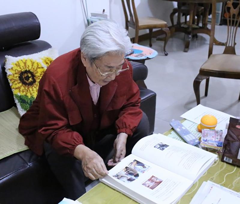 遲維屏看著文史記錄丈夫生前做燒餅照片，此情只待追憶了！(照片提供：楊秋蘋)