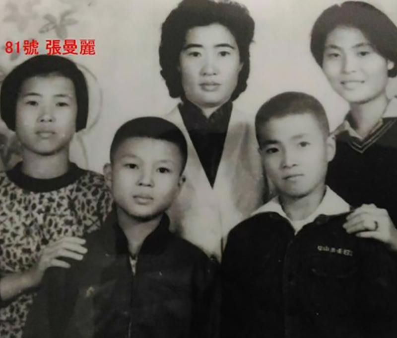 懷著身孕隨夫遠征海南島，生下長女（後排右）取名為「海南」以茲紀念。(照片提供：張曼麗)