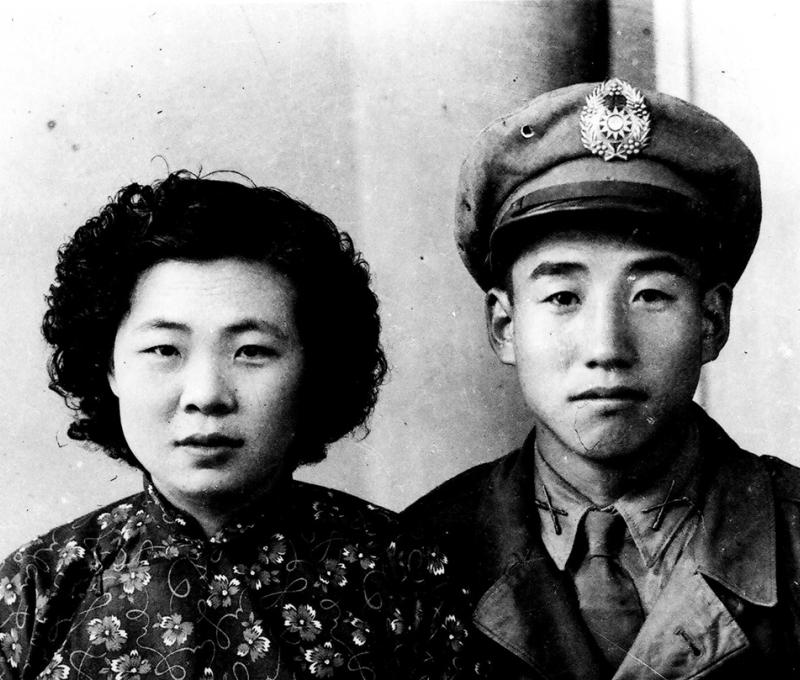 穿戴軍裝的常玉潤以及穿旗袍的顧桂蘭夫婦合影。(照片提供：常連芳)