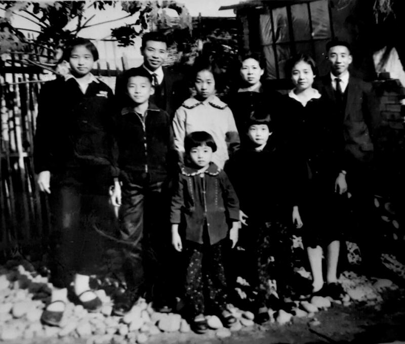 常連芳全家和和尚叔叔姜仁志合影。(照片提供：常連芳)