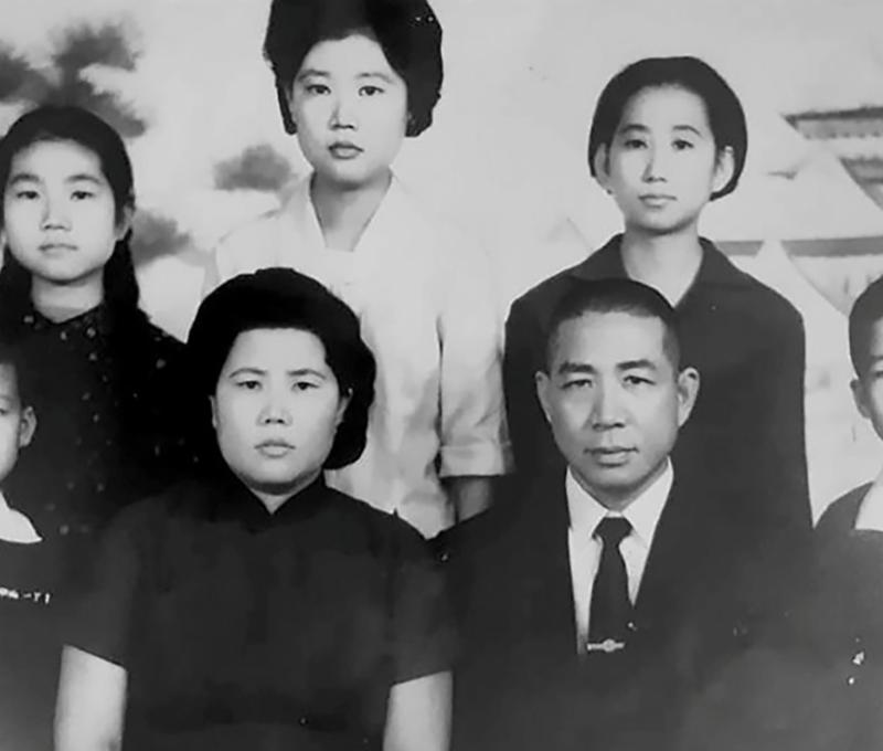 失怙的父親趙書堂為中醫師從軍，一生都在奉獻救人! (照片提供：趙聖德)