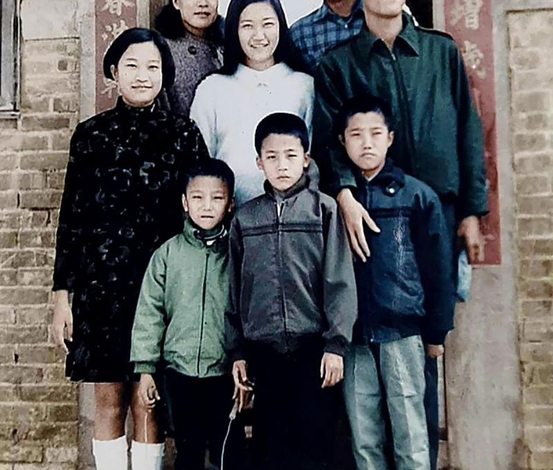 孫建功、李傳芳夫婦撫育2女4子。(照片提供：孫箴華)