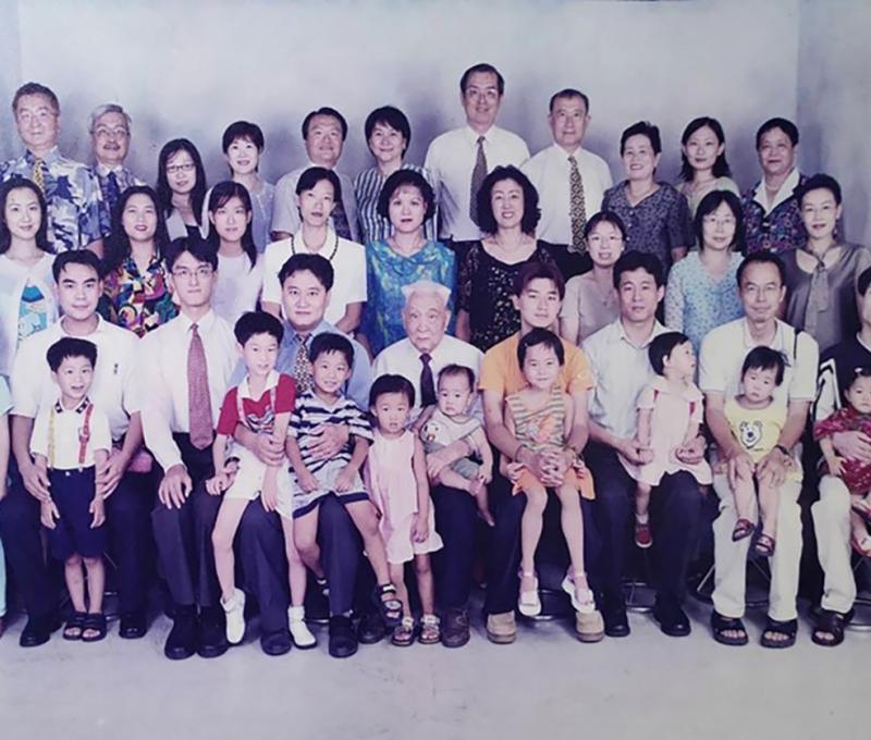 這張全家福是在彰化照相館拍攝，當時母親江瑞蘭已過世。(照片提供：楊秋蘋)