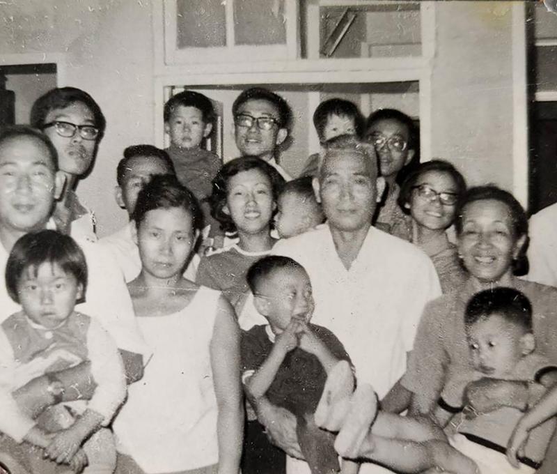 1961年陳崇環全家福合照，是在自家5號已改建為鋼筋混凝土的一樓大廳。(照片提供：陳崇環)