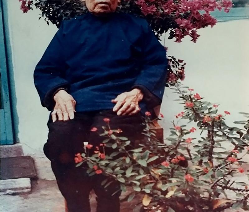 感念裹小腳的姥姥，在朱俊芝兩個月大，用皮襖帶著她搭船逃難。(照片提供：朱俊芝)