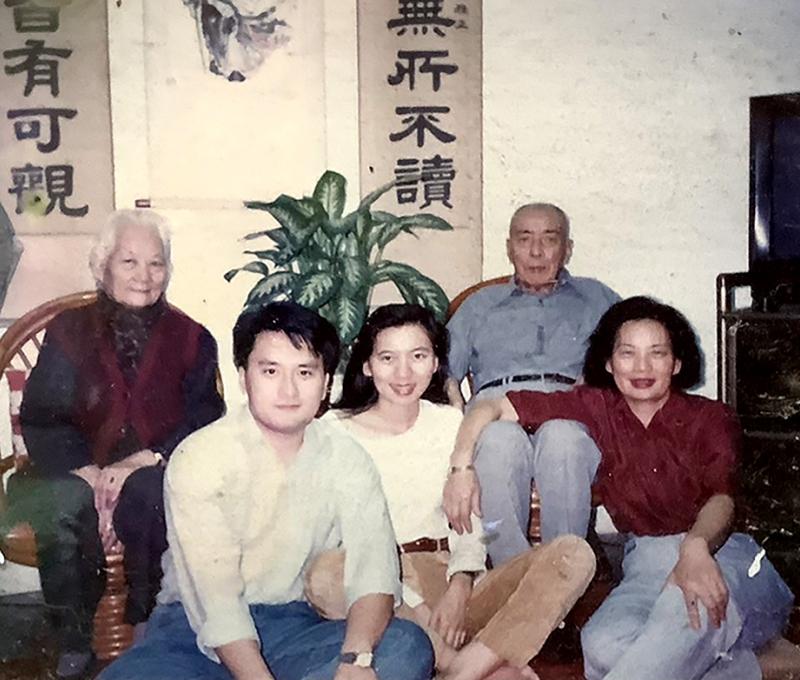 王鐵鷹偕同女兒、女婿跟父親王行政、母親張華英合影。(照片提供：王鐵鷹)