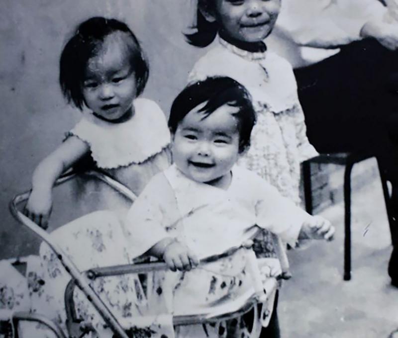 軍醫王行政擁有全村第一台相機，拍下孫女可愛的模樣。(照片提供：王鐵鷹)