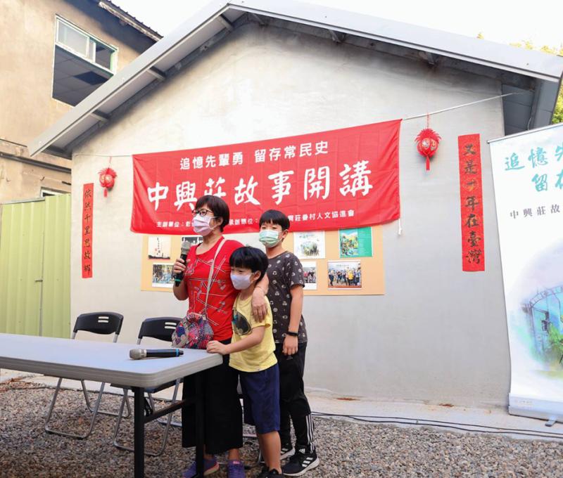 張曼麗帶著兒孫說故事，感念王合寅伯伯靠一根大針救人，她是受惠者。(照片提供：楊秋蘋)