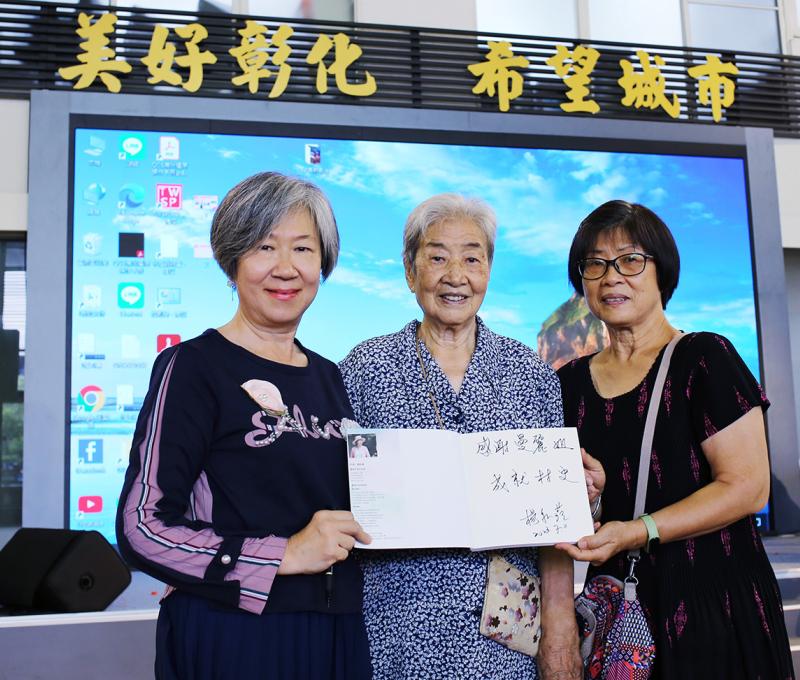 張曼麗跟母親遲維屏到彰化縣政府參加《竹籬笆也有春天》新書發表會。(照片提供：楊秋蘋)