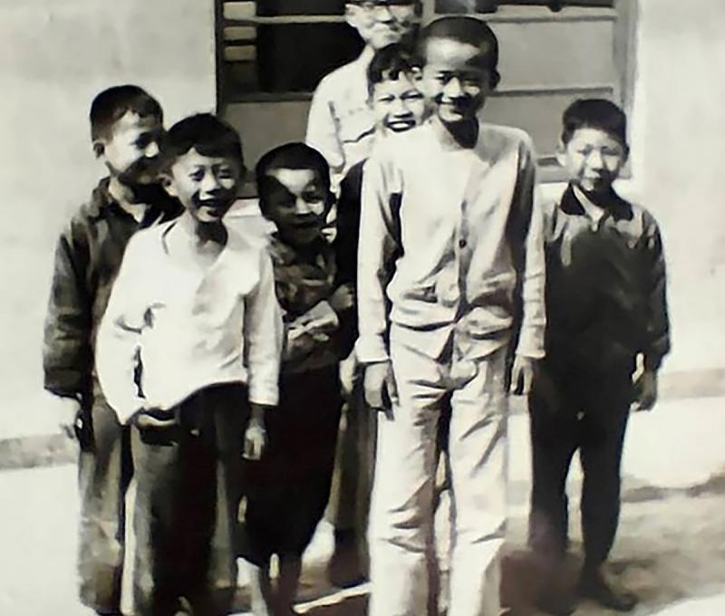 陳文政回憶比民歌描繪更精彩的「童年」。(翻攝：眷戀一甲子特展)