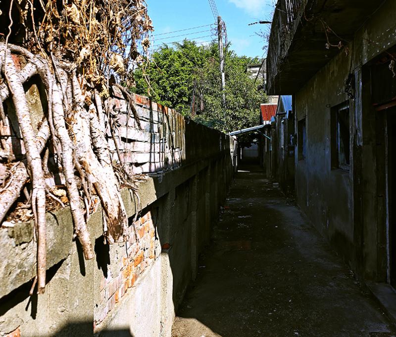 村子和幼稚園、醫院就靠這道牆隔開，他很喜歡爬到牆上或走或坐。(照片提供：楊秋蘋)