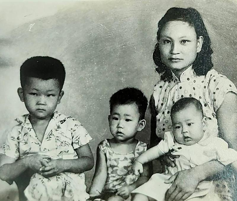 客籍母親楊銀珠手抱么兒王錦山。與兒子王錦豹、女兒王錦屏合影。(照片提供：王錦豹)