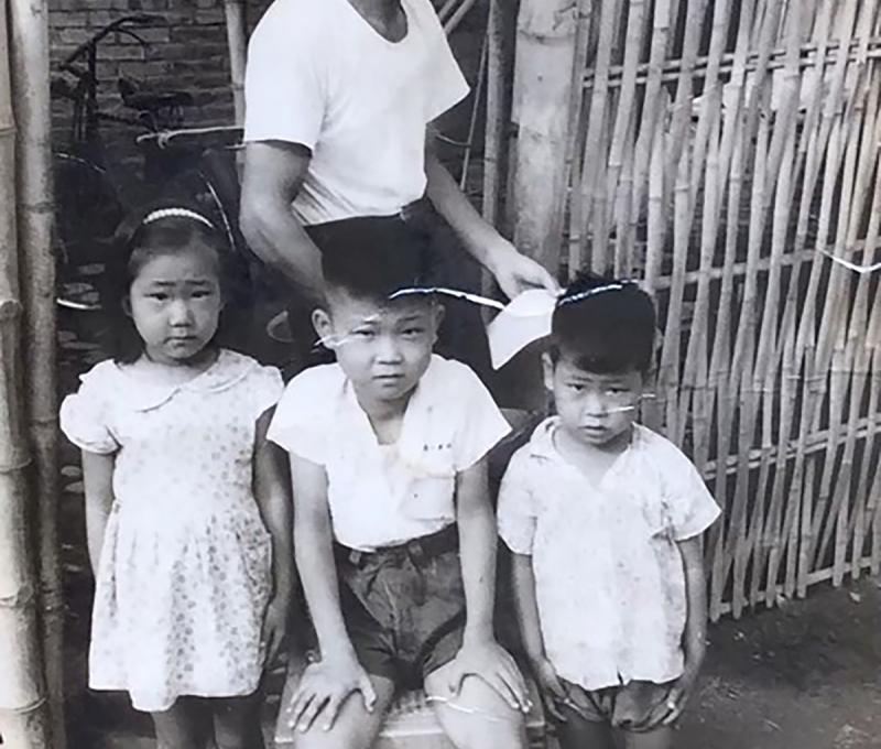 父親騎單車到成功嶺送花生，回家還要繼續趕工很辛苦。(照片提供：王錦豹)