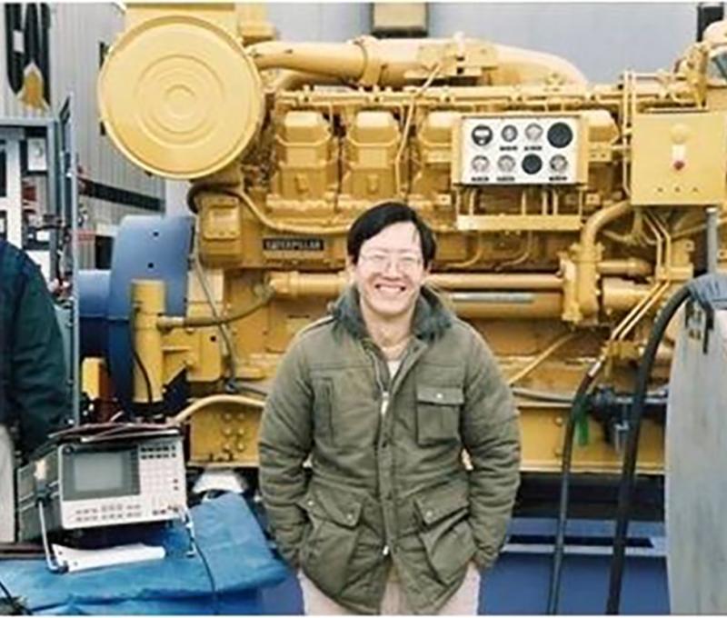 1996年陳文政在美國肯塔基州測試船用的柴油引擎。(照片提供：陳文政)