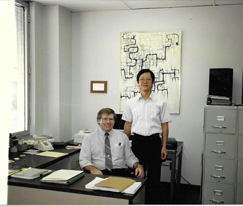 陳文政感念指導教授有如「北丐洪七公」給予神助，讓他四年取得碩博士學位。(照片提供：陳文政)